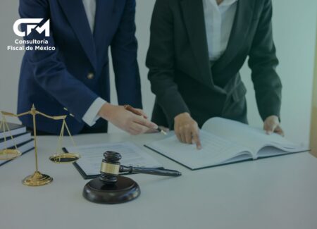 Abogado fiscalista analizando reforma al Código Fiscal de la Federación 2026.